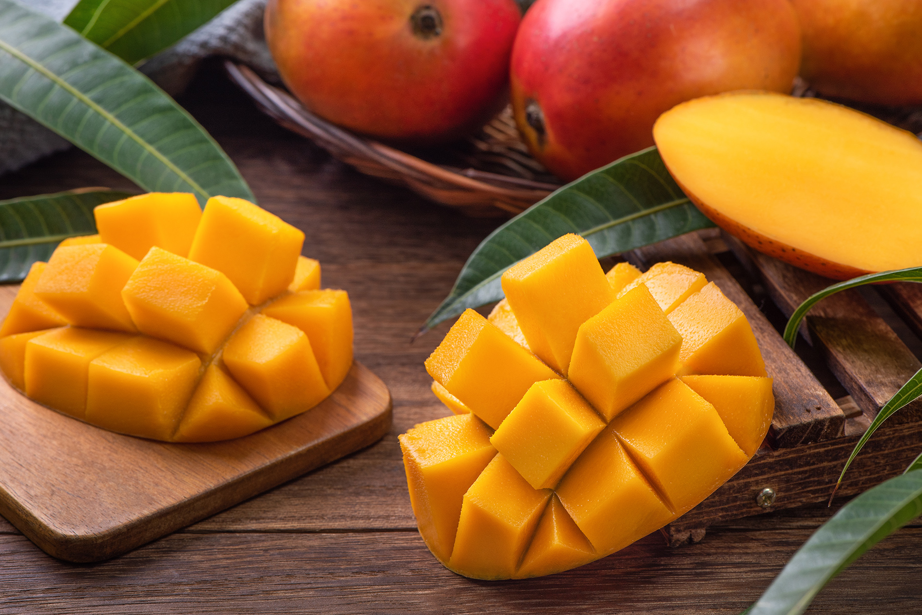 Cut mangos on platter