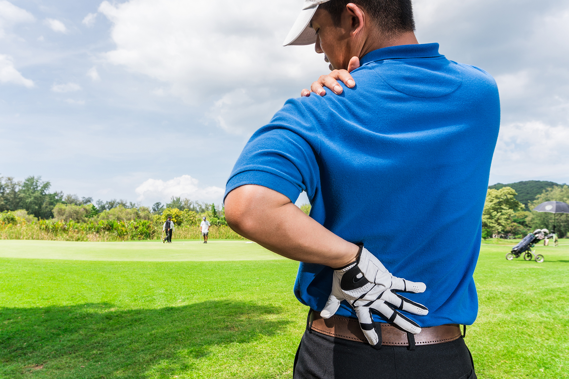 Golfer clutching painful shoulder